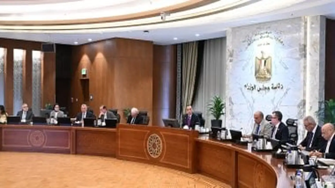 رئيس الوزراء يناقش آلية تمويل مشروعات البنية التحتية في مصر